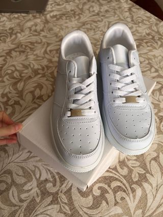 Zapatillas blancas nuevas a estrenar