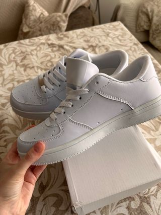 Zapatillas blancas nuevas a estrenar