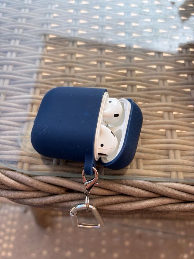 Apple AirPods con custodia blu navy