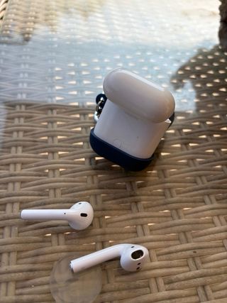 Apple AirPods con custodia blu navy