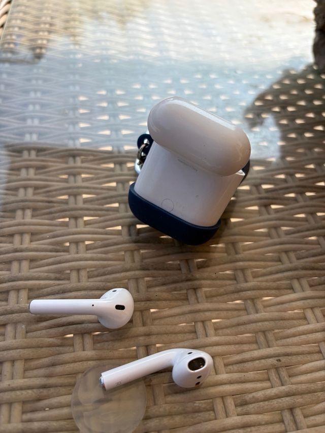 Apple AirPods con custodia blu navy