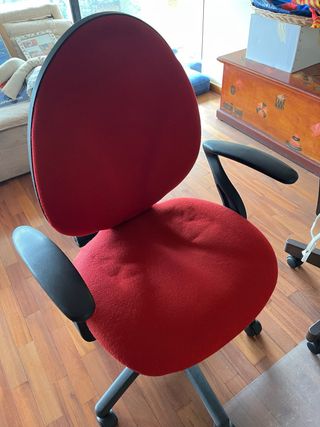 Silla de escritorio roja y negra