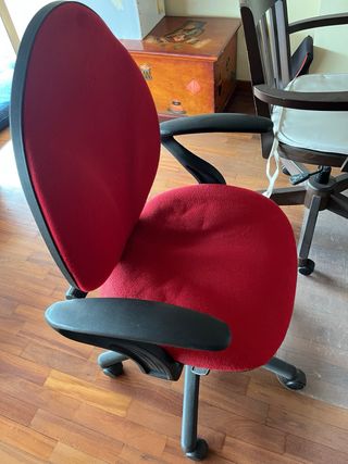 Silla de escritorio roja y negra