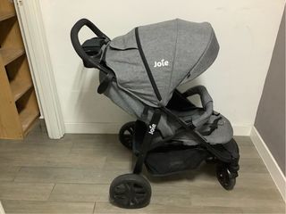 Silla de paseo Joie plegable gris.