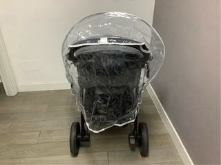 Silla de paseo Joie plegable gris.