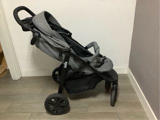 Silla de paseo Joie plegable gris.