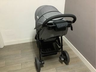 Silla de paseo Joie plegable gris.