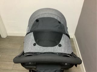 Silla de paseo Joie plegable gris.