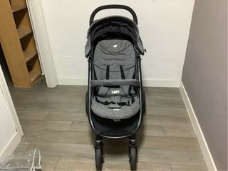 Silla de paseo Joie plegable gris.