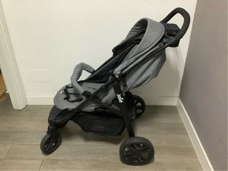 Silla de paseo Joie plegable gris.