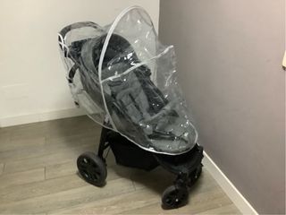 Silla de paseo Joie plegable gris.