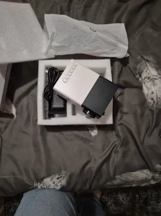 Mini Proyector LED Blanco y Negro