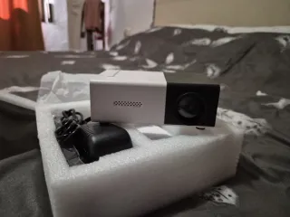 Mini Proyector LED Blanco y Negro