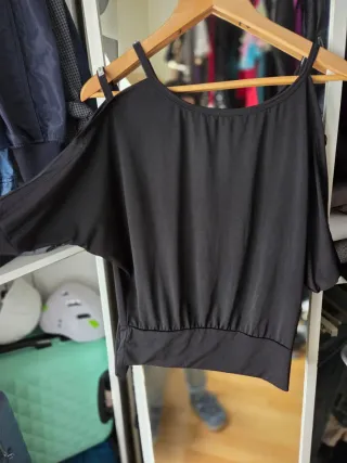 Camiseta negra hombros descubiertos