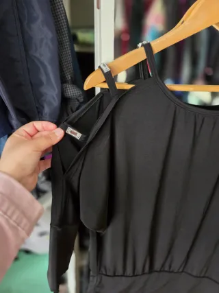 Camiseta negra hombros descubiertos