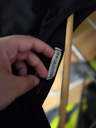 Camiseta negra hombros descubiertos