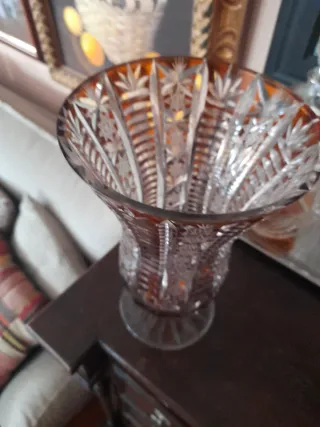 Jarrón de cristal tallado ámbar