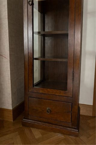 Vitrina madera maciza con puerta de cristal