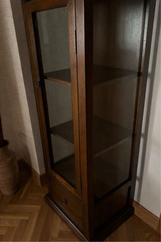 Vitrina madera maciza con puerta de cristal