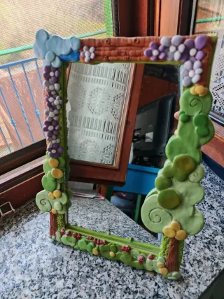 Specchio decorato con fiori e nuvole