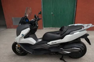 Maxi Scooter Gris y Blanca Automática