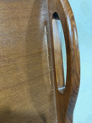 Bandeja de madera con asas