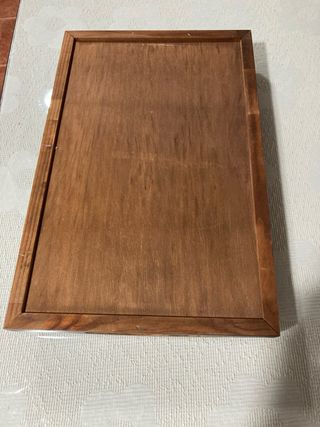 Bandeja de madera con asas