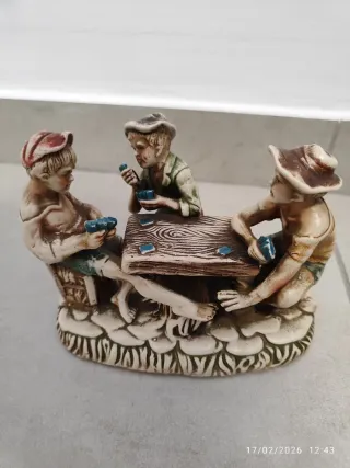 Figura de porcelana niños jugando a las cartas 15