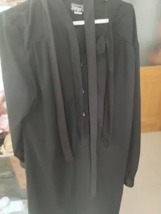 Vestido negro con lazada