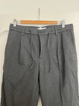 Pantalones grises con cordón