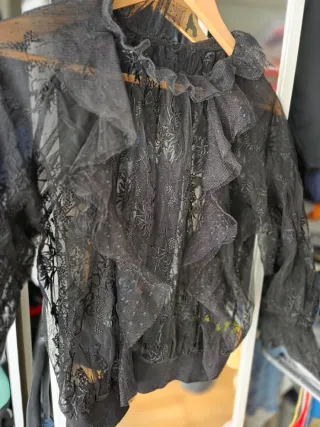 Camiseta negra transparencias volantes