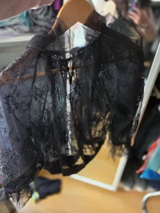 Camiseta negra transparencias volantes