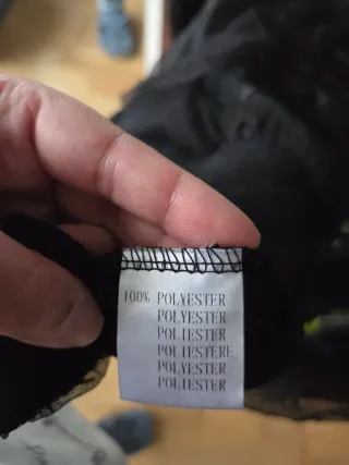 Camiseta negra transparencias volantes