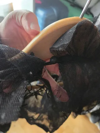 Camiseta negra transparencias volantes