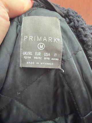 Chaquetón negro con capucha