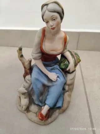 Figura de porcelana mujer con cesta 19x14