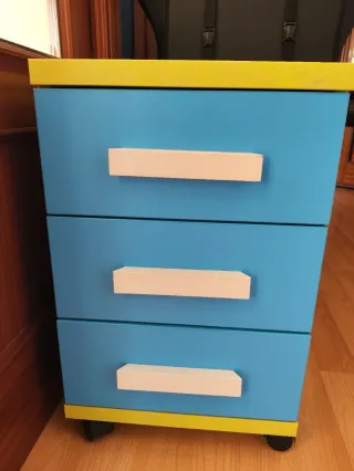 Cómoda infantil azul y amarilla