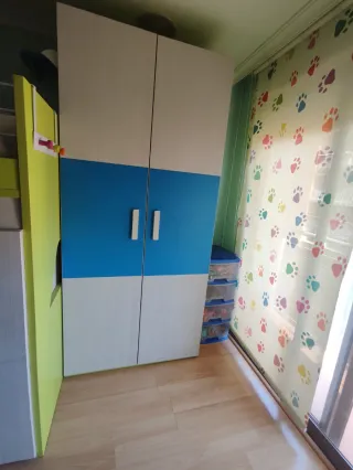 Cómoda infantil azul y amarilla