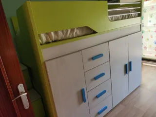 Cómoda infantil azul y amarilla