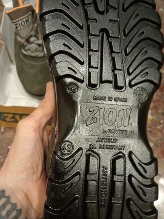 Botas de seguridad ZION verdes y naranjas