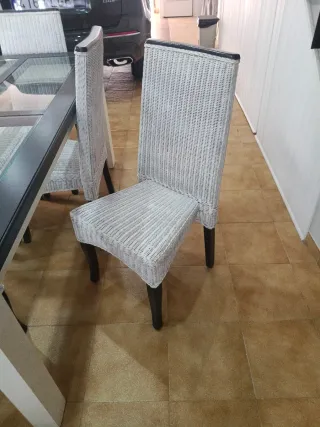 Mesa y 6 Sillas  de mimbre de comedor.