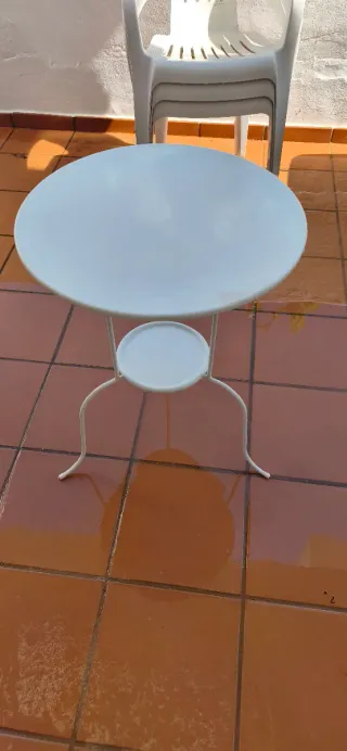 Mesita redonda blanca