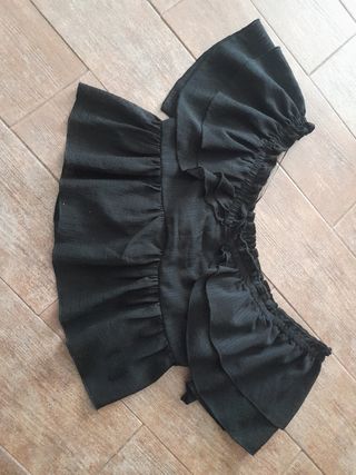 Top negro con volantes