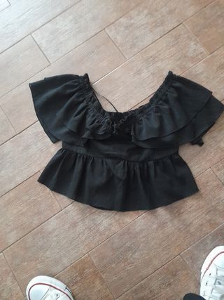 Top negro con volantes