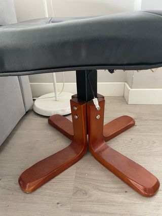 Poltrona relax nera con dettagli in legno