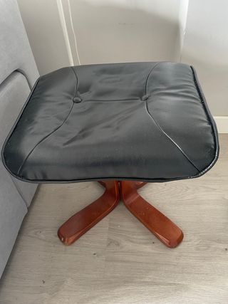 Poltrona relax nera con dettagli in legno