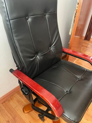 Poltrona relax nera con dettagli in legno