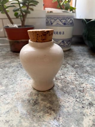 Jarrón de cerámica con payaso