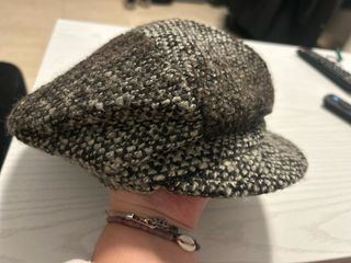 Gorro tejido marrón y gris