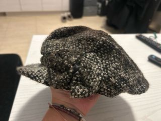 Gorro tejido marrón y gris
